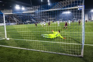 Miroslav Stevanovic transforme son penalty pour sceller l'issue de ce derby lémanique sans grande saveur. KEYSTONE/JEAN-CHRISTOPHE BOTT